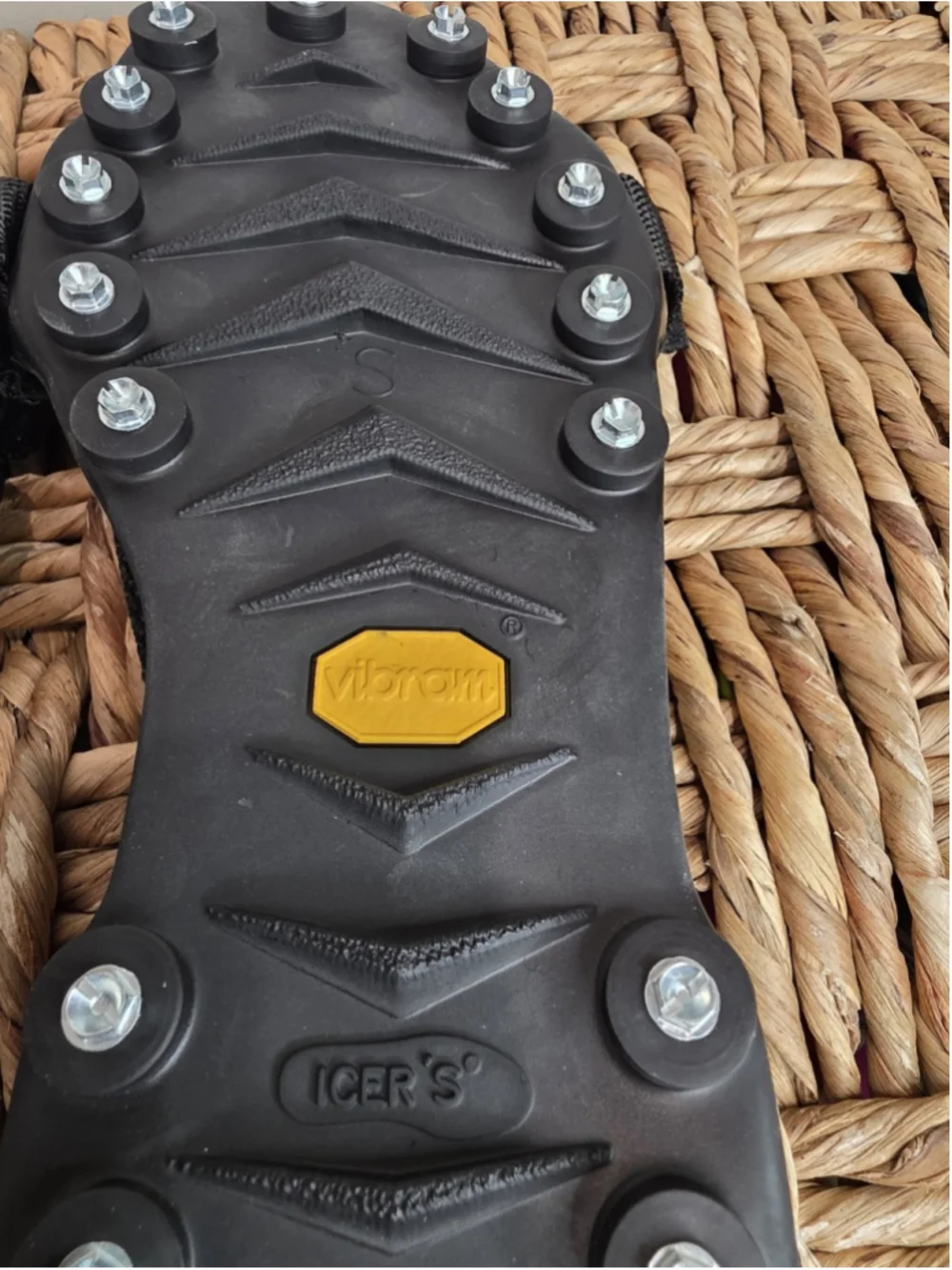 ICER'S XT Ice Cleats Mens Sz S Vibram Anti Slip Traction Cleats Made Canada